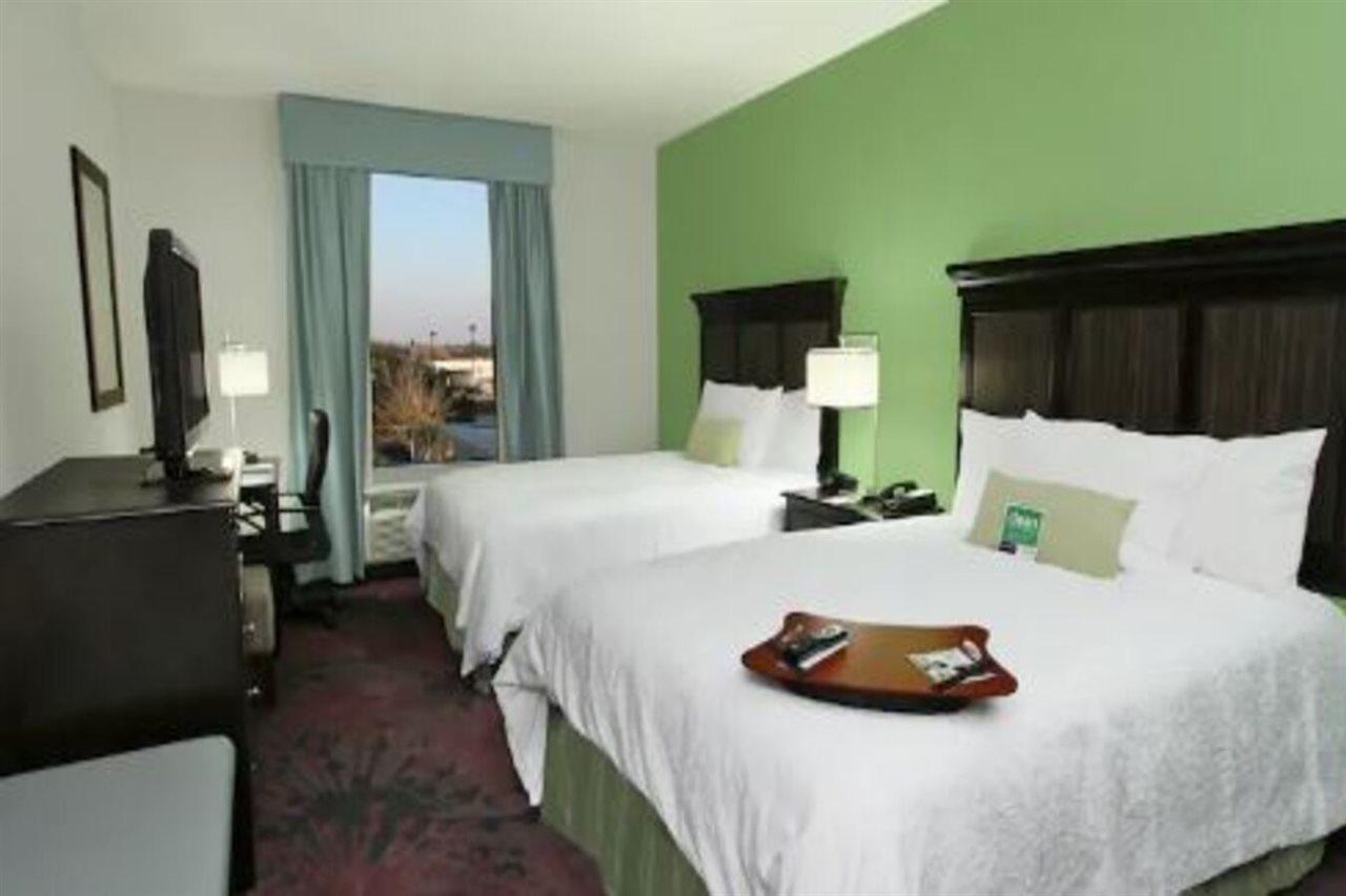 Hampton Inn & Suites Winnie Eksteriør billede